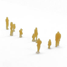Laden Sie das Bild in den Galerie-Viewer, School Bus with Kids and Parents Z Scale 1:220