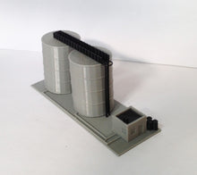 将图片加载到图库查看器,Gas / Fuel Standing Tank Set Z Scale 1:220 Outland Models Train Railway Scenery