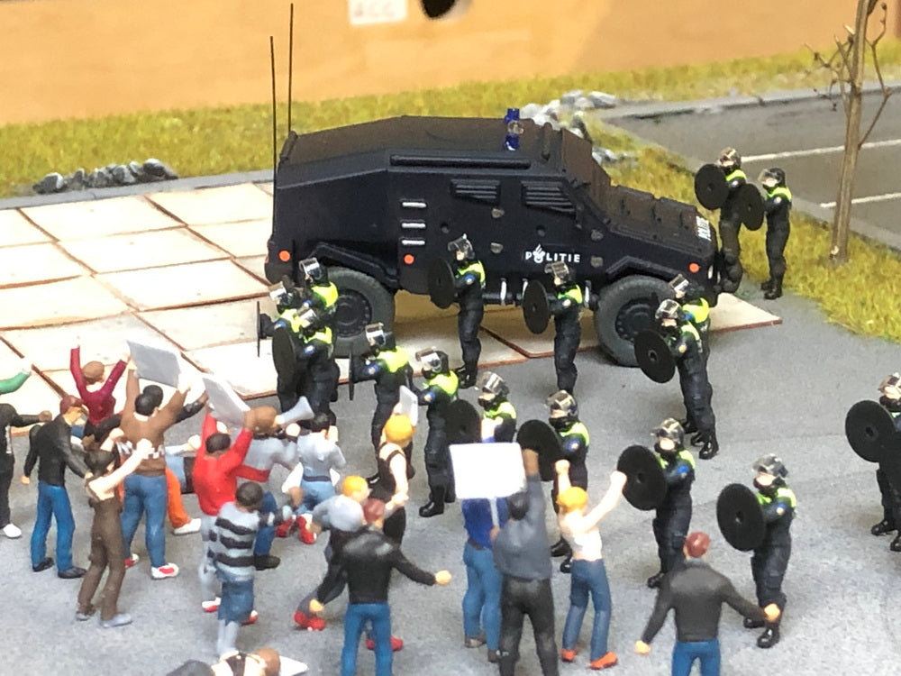 Riot police – Outland Models