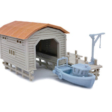 Laden Sie das Bild in den Galerie-Viewer, Boat House Set with Boat and Pier 1:160 N Scale