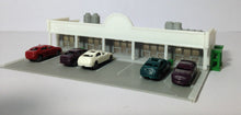 Cargar imagen en el visor de la galería, Shopping Centre / Mall w Parking Lot &amp; Cars Z Scale Outland Models Train Railway