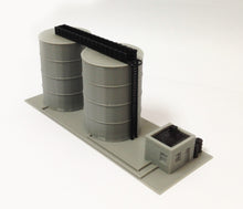 Load image into Gallery viewer, Scenery Gas / Fuel Standing Tank Set N Scale 1:160 Outland Models Train Railway