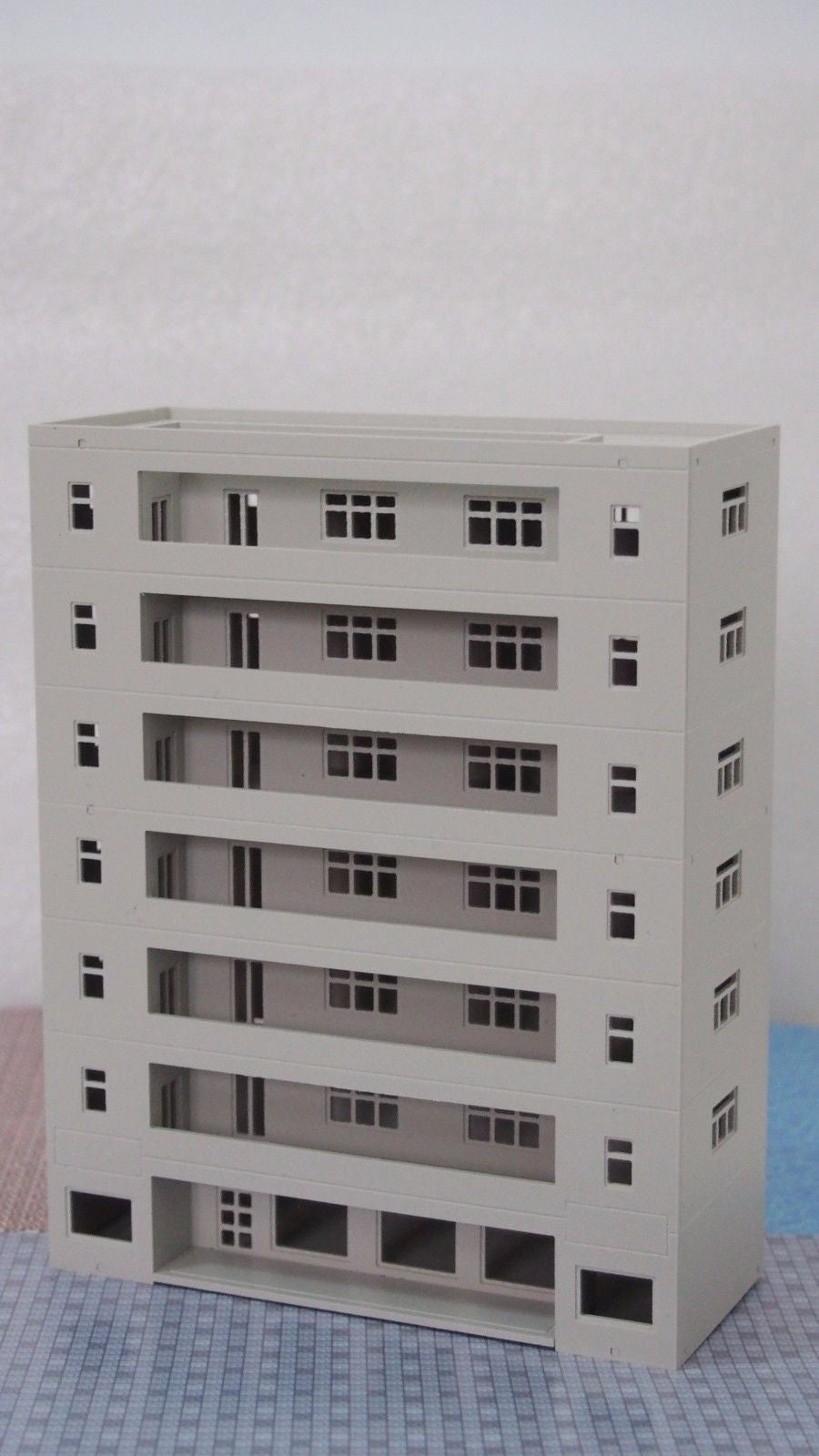 Modern Building Dormitory / School Grey N Scale 1:160 Outland Models Railway